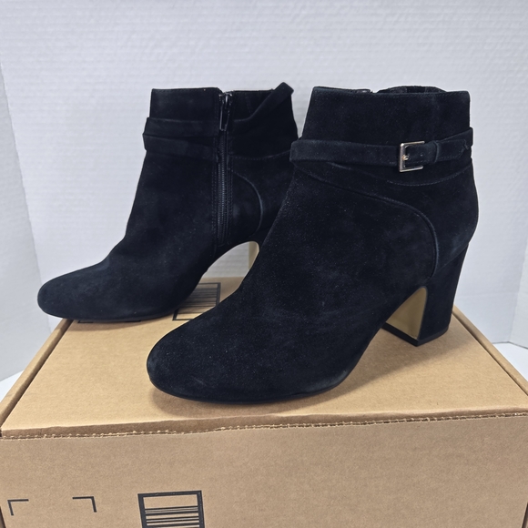 Bella Vita Arlette Black Suede Chelsea Ankle Booties Block Heel Boots Size 8.5 - Picture 2 of 15
